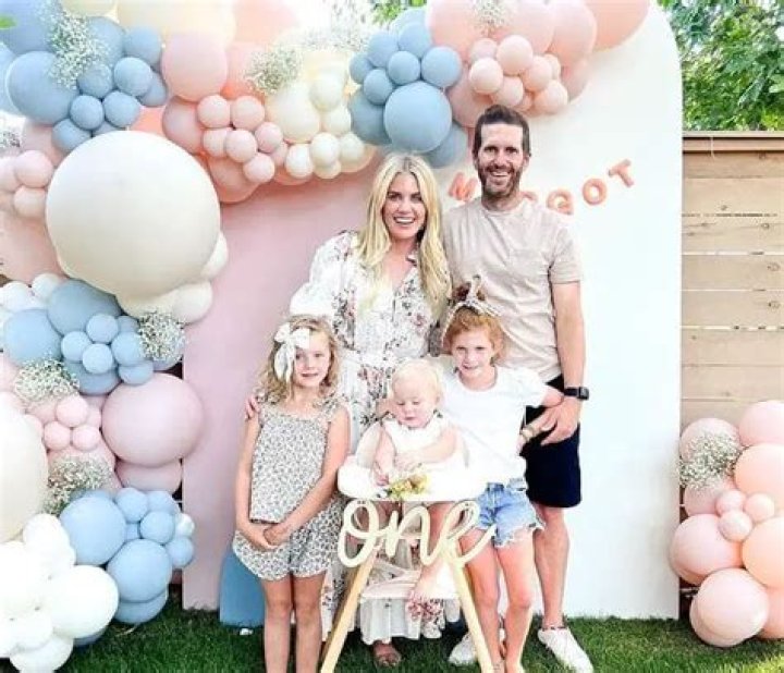 Age, mother, husband, kids, net worth |